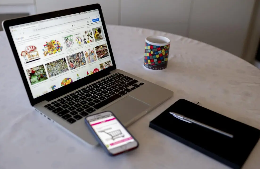  Archivo - Una persona compra con su tel&eacute;fono m&oacute;vil y ordenador el d&iacute;a en que dan comienzo las Rebajas Online, a 3 de enero de 2022, en Madrid, (Espa&ntilde;a). - Alberto Ortega - Europa Press - Archivo 