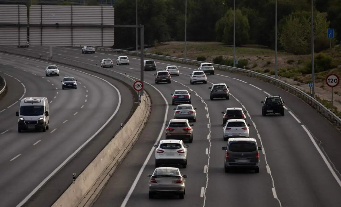  Archivo - Varios veh&iacute;culos en la autov&iacute;a A1, a 1 de septiembre de 2024, en Madrid (Espa&ntilde;a). La Direcci&oacute;n General de Tr&aacute;fico (DGT) prev&eacute; 4.760.000 movimientos de largo recorrido con motivo de la operaci&oacute;n retorno del verano que se puso en marcha desde el p - Alejandro Mart&iacute;nez V&eacute;lez - Europa Press - Archivo 
