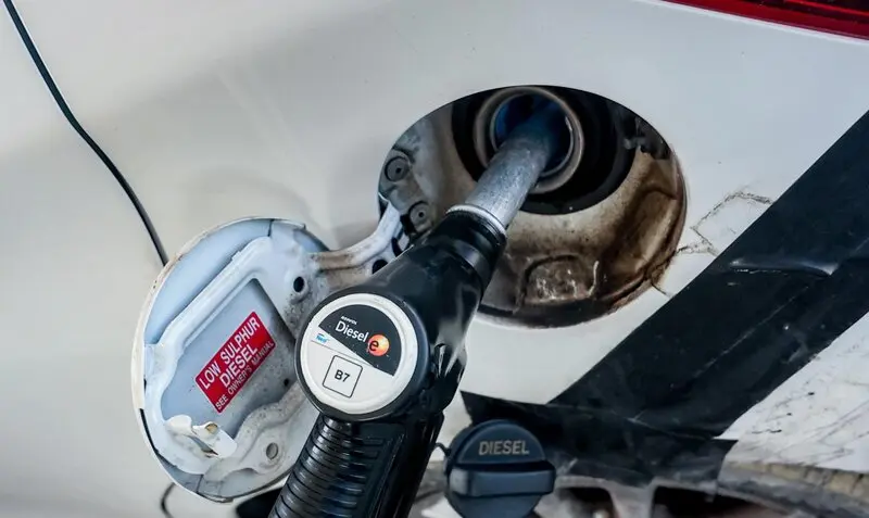  Un manguera de diesel reposta combustible en un veh&iacute;culo - Ricardo Rubio - Europa Press 