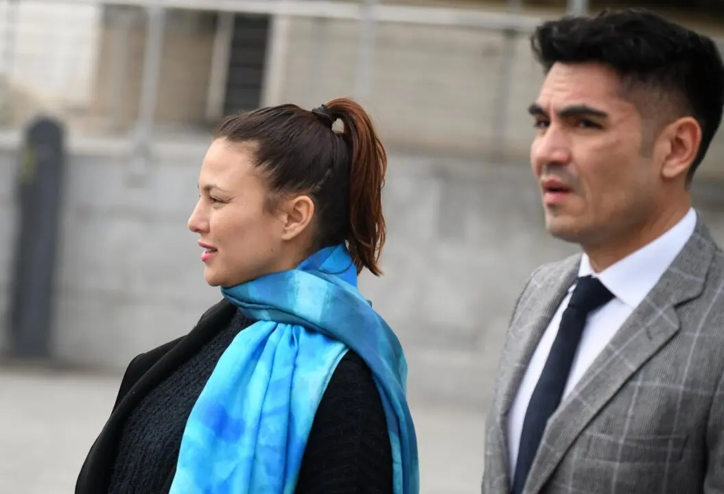  La actriz, Elisa Moulia&aacute;, junto a su abogado, Alfredo Arri&eacute;n, a su salida de los Juzgados de Plaza de Castilla - Fernando S&aacute;nchez - Europa Press 