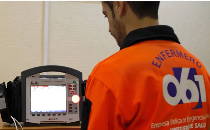  Un enfermero de Emergencias Sanitarias leyendo analizando el ritmo cardiaco durante la utilizaci&oacute;n de un desfibrilador. 