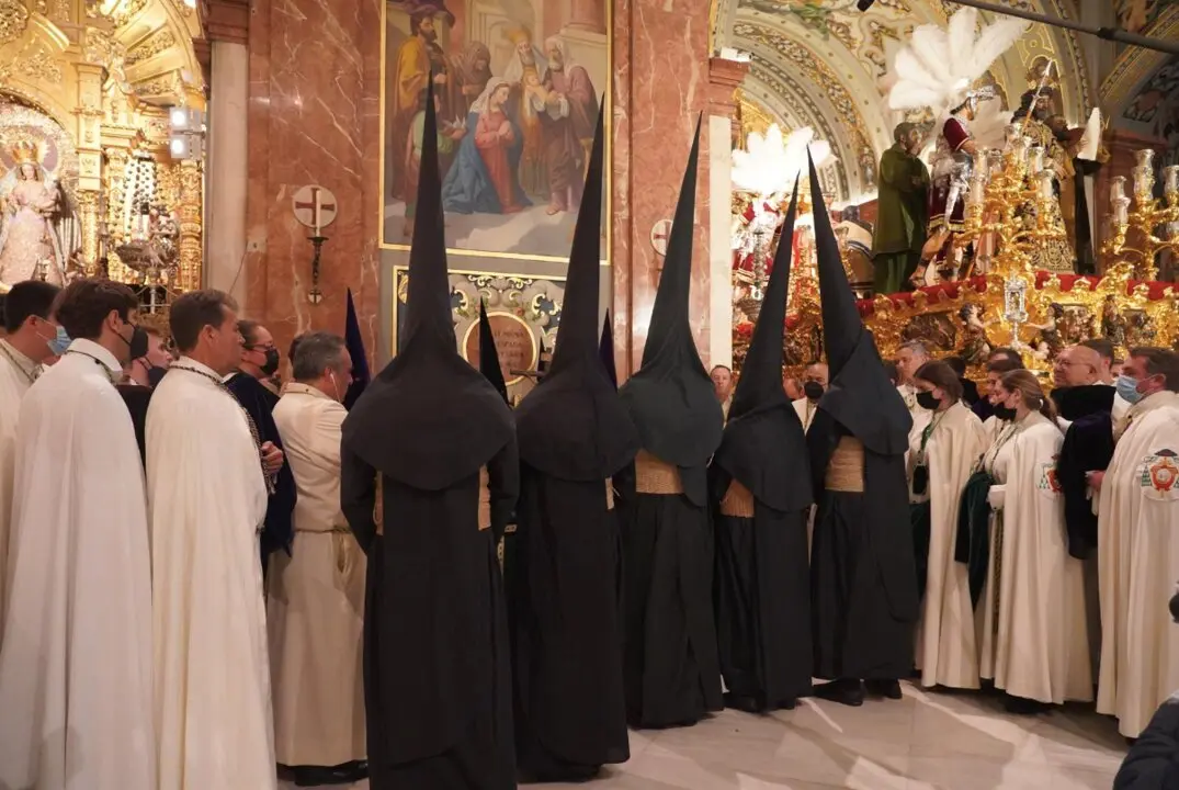  Archivo - Nazarenos de la Hermandad del Gran Poder, en la Bas&iacute;lica de la Macarena para pedir la venia en una reciente Madrugada de la Semana Santa. - Eduardo Briones - Europa Press - Archivo 