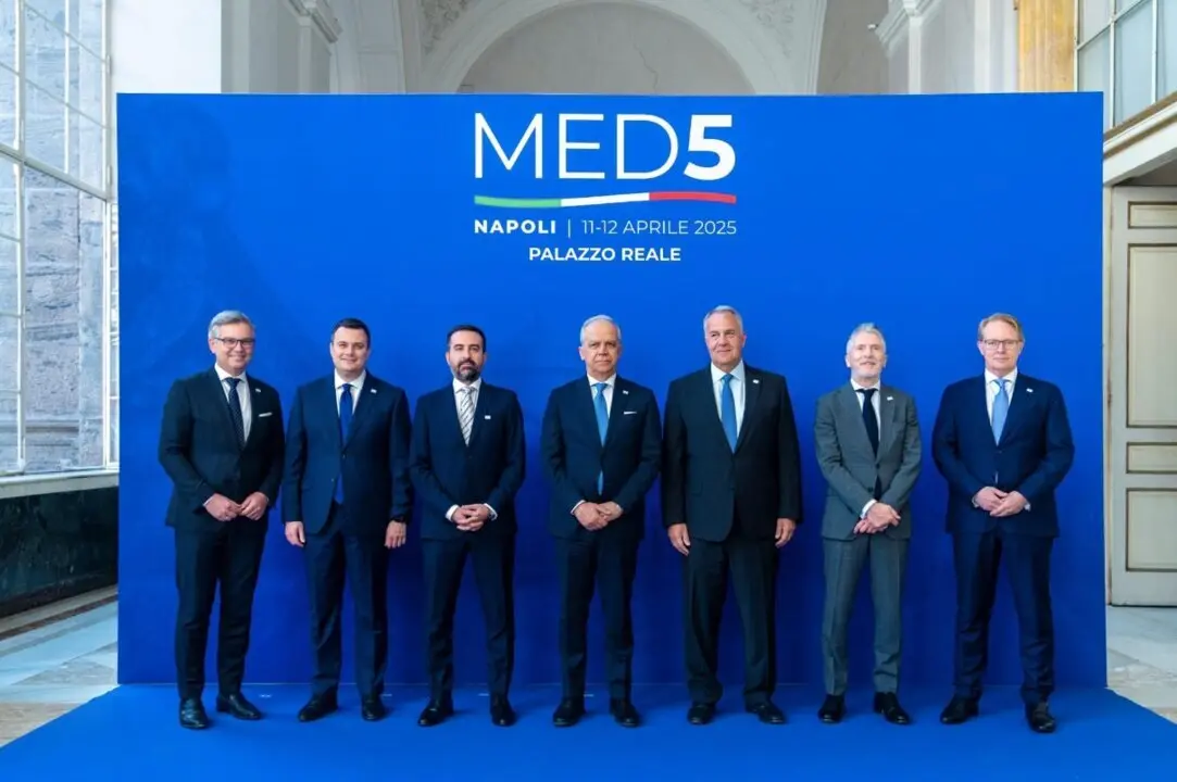  Archivo - El ministro del Interior, Fernando Grande-Marlaska, junto a sus hom&oacute;logos de Italia, Grecia, Chipre y Malta en la reuni&oacute;n del MED5, a 12 de abril de 2025, en N&aacute;poles (Italia) - MINISTERIO DEL INTERIOR - Archivo | EP 