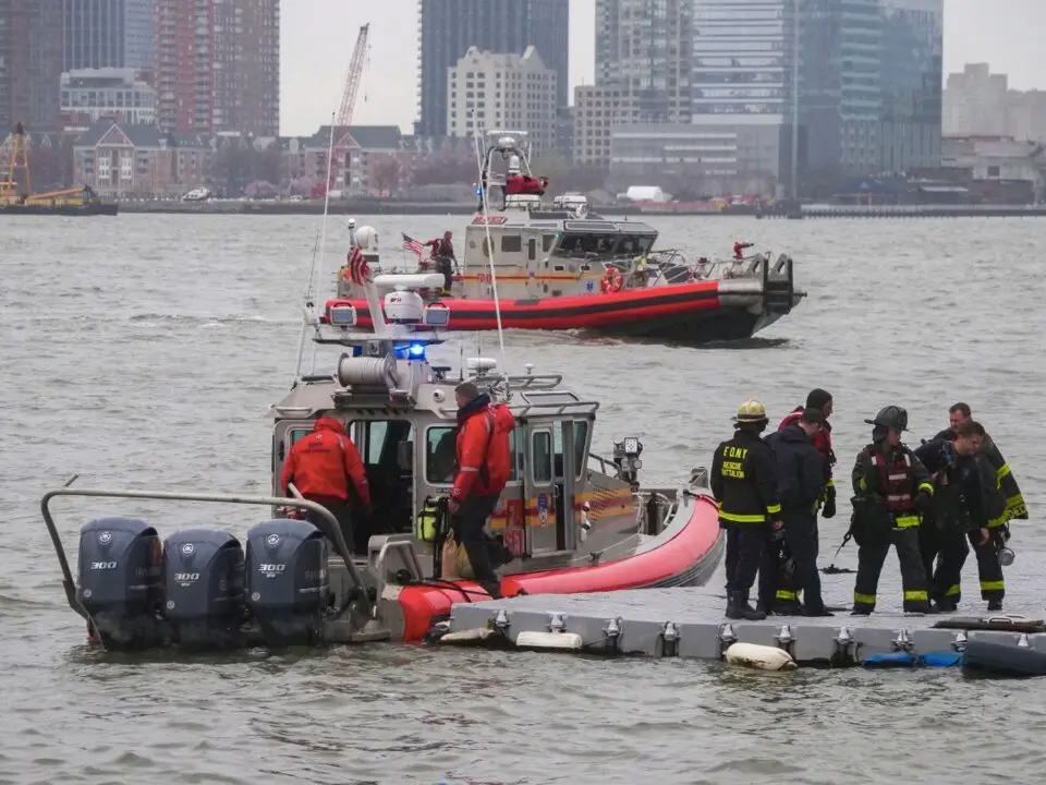  April 10, 2025, New York, New York, USA: NYFD divers return to Pier 40 on the NYC waterfront as rescue boats search for the downed tourist helicopter in the Hudson River off Jersey City. 6 people died in the fatal crash. - Milo Hess / Zuma Press / ContactoPhoto | EP 