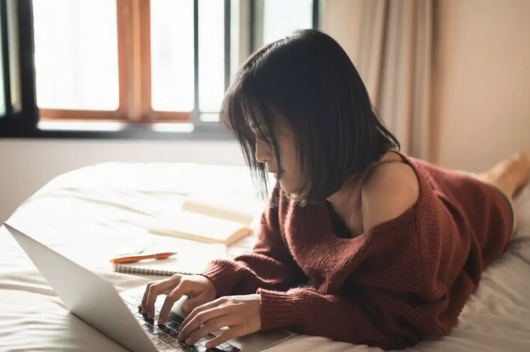  Chica con un ordenador 