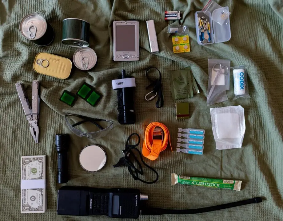  Diferentes utensilios que conforman un kit de supervivencia, a 28 de marzo de 2025, en Madrid (Espa&ntilde;a). - Eduardo Parra - Europa Press 