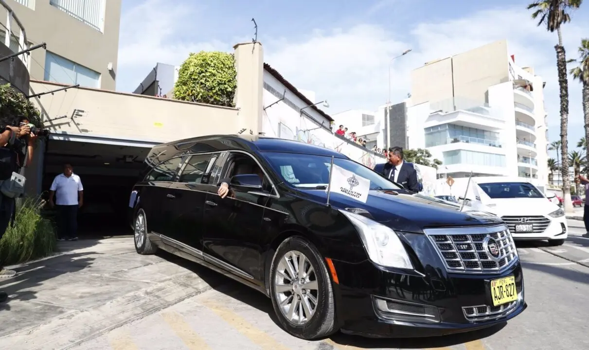  El coche f&uacute;nebre llega a la residencia de Mario Vargas Llosa, en el distrito de Barranco, para recoger los restos del reconocido escritor peruano, a 14 de abril de 2025, en Lima (Per&uacute;). - ANDINA/JHONEL RODR&Iacute;GUEZ ROBLES 