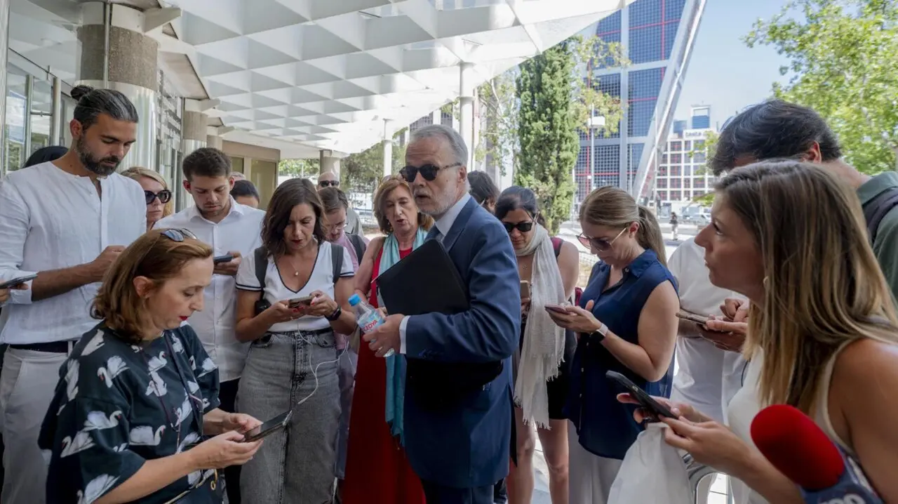  Archivo - El abogado de Bego&ntilde;a G&oacute;mez, Antonio Camacho (c), a su salida de los Juzgados de Plaza de Castilla por el 'caso Bego&ntilde;a G&oacute;mez', a 1 de agosto de 2024, en Madrid (Espa&ntilde;a). - Alberto Ortega - Europa Press - Archivo 