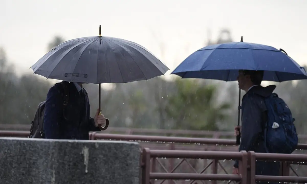  Varias personas se protegen de la lluvia con un paraguas. - Joaquin Corchero - Europa Press 