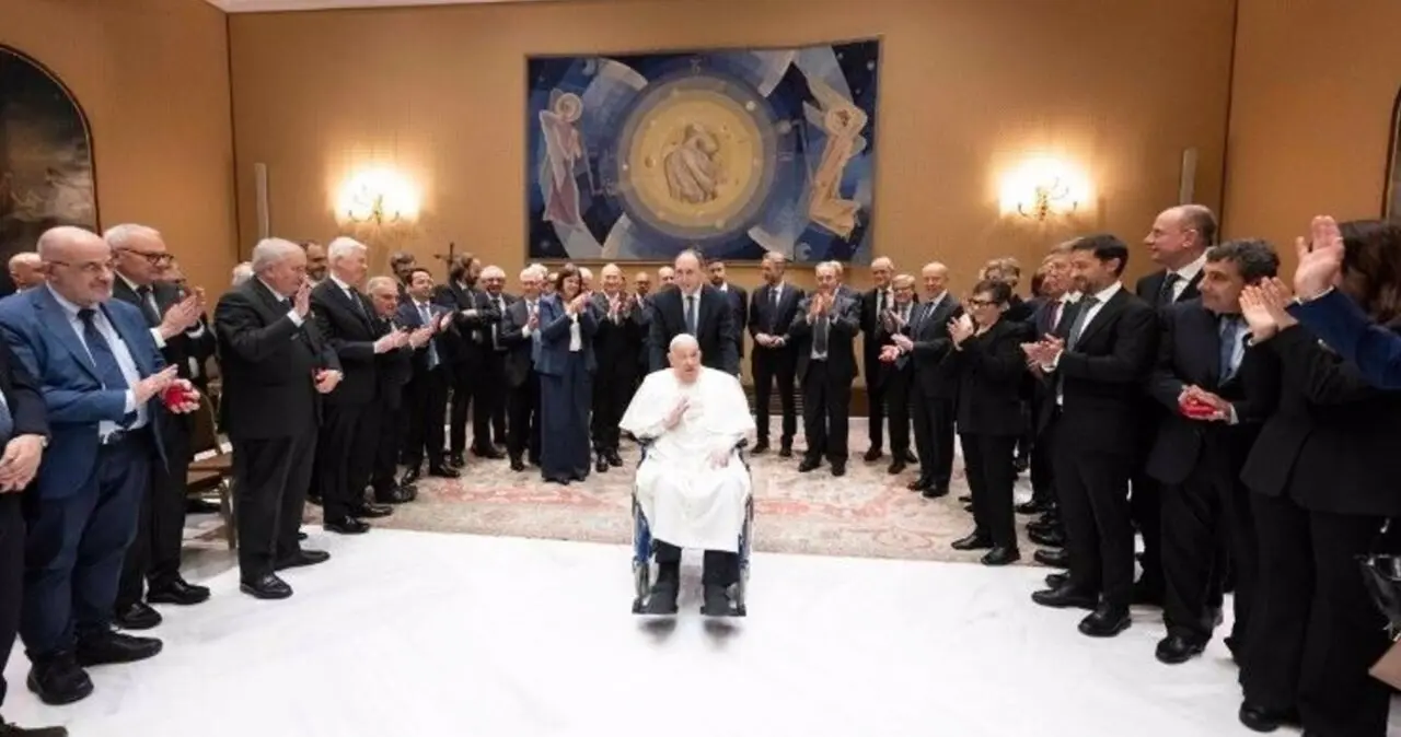  El Papa saluda a los responsables y al personal del Policl&iacute;nico Gemelli, de la Universidad Cat&oacute;lica y de la Direcci&oacute;n de Salud e Higiene del Estado de la Ciudad del Vaticano. - VATICAN MEDIA DIVISIONE FOTO 