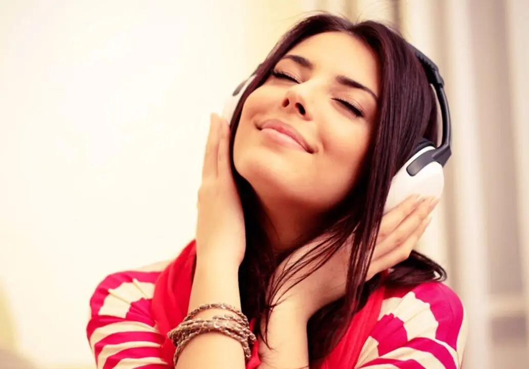  Archivo - Escuchar m&uacute;sica. Cascos. Chica escuchando canciones. - OI2 - Archivo 