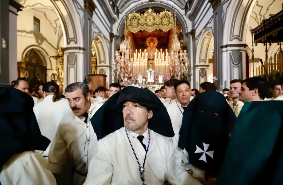  Antonio Banderas ejerce como capataz en la estaci&oacute;n de penitencia de la Cofrad&iacute;a de L&aacute;grimas y Favores en M&aacute;laga el Domingo de Ramos. - &Aacute;lex Zea - Europa Press 