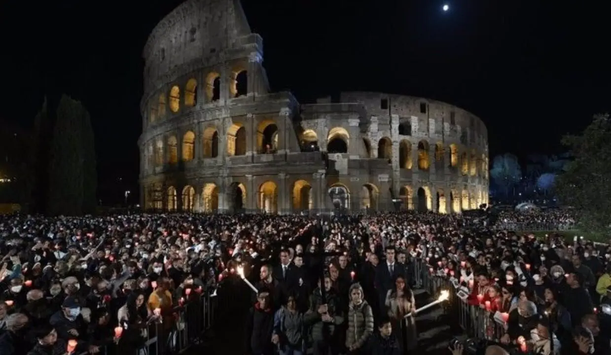  Via Crucis en el Coliseo de Roma en una foto de archivo. - VATICAN MEDIA 