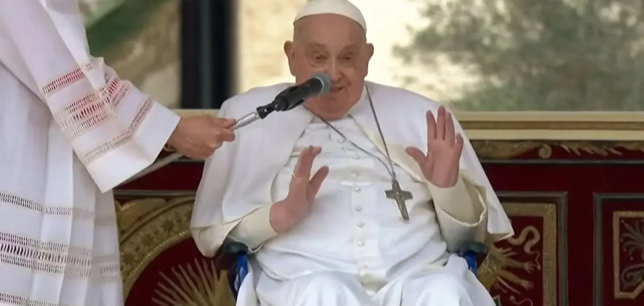  El Papa Francisco ha reaparecido este domingo sin c&aacute;nulas nasales. - EUROPA PRESS 