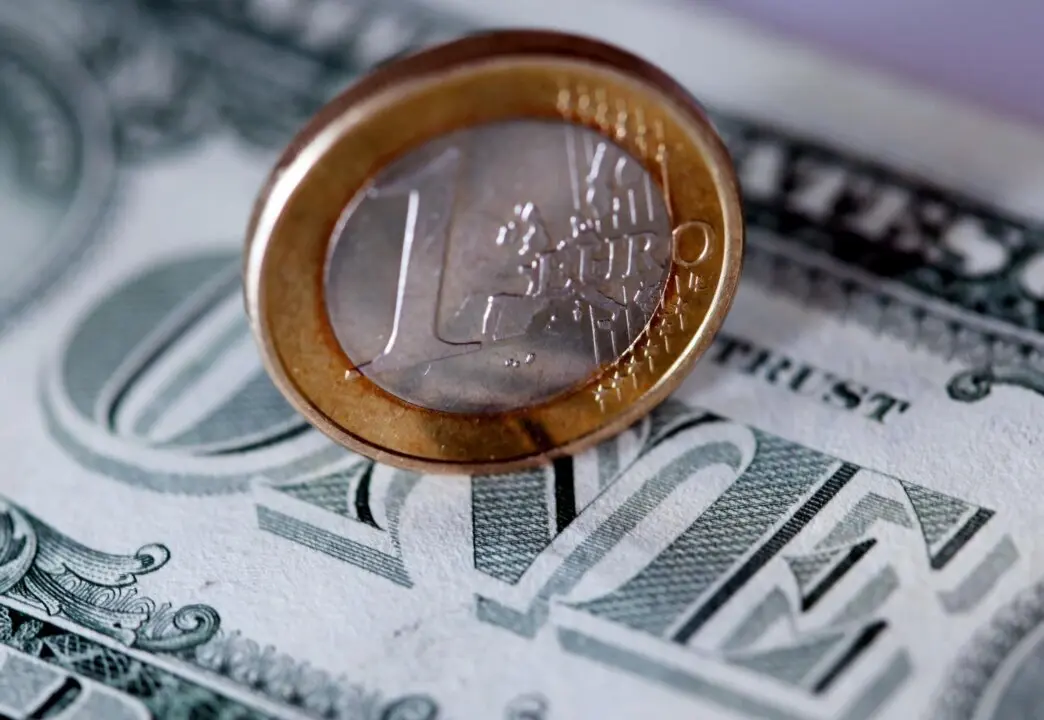  Archivo - FILED - 09 May 2011, Cologne: A one-euro coin lies on a one-dollar bill. The value of the euro currency has fallen to reach parity with the US dollar for the first time in almost 20 years. Photo: picture alliance / Oliver Berg/dpa - picture alliance / Oliver Berg/d / DPA - Archivo 