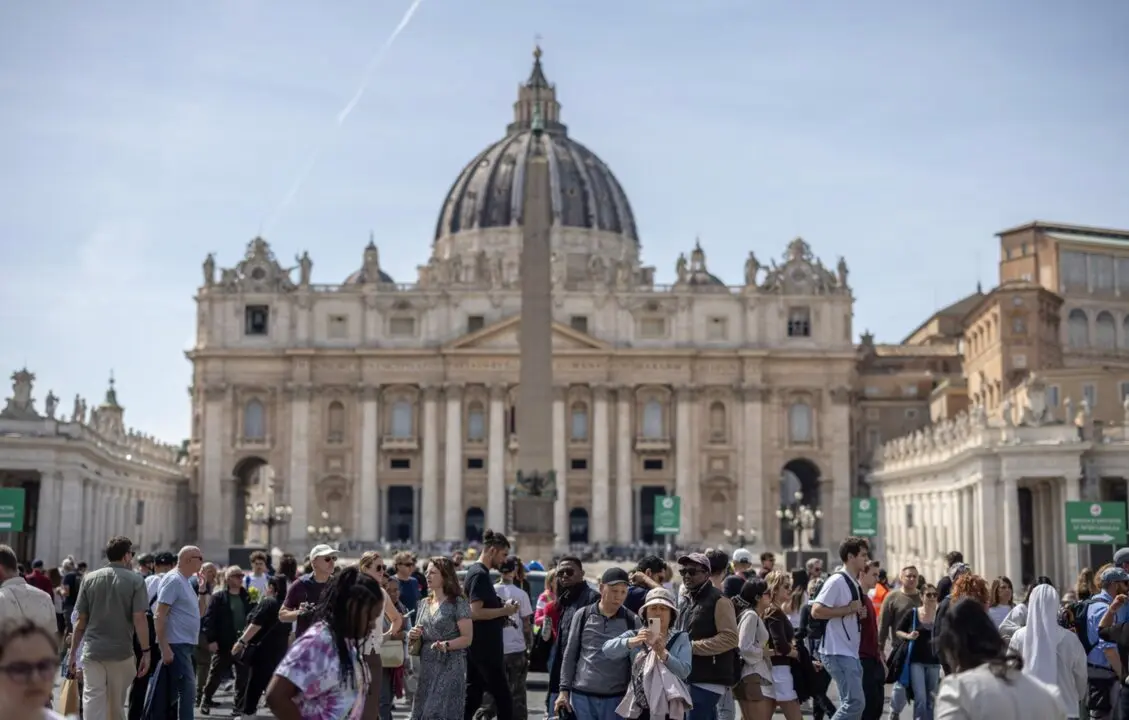  La plaza de San Pedro del Vaticano en el d&iacute;a de la muerte del Papa Francisco. - Oliver Weiken/dpa 