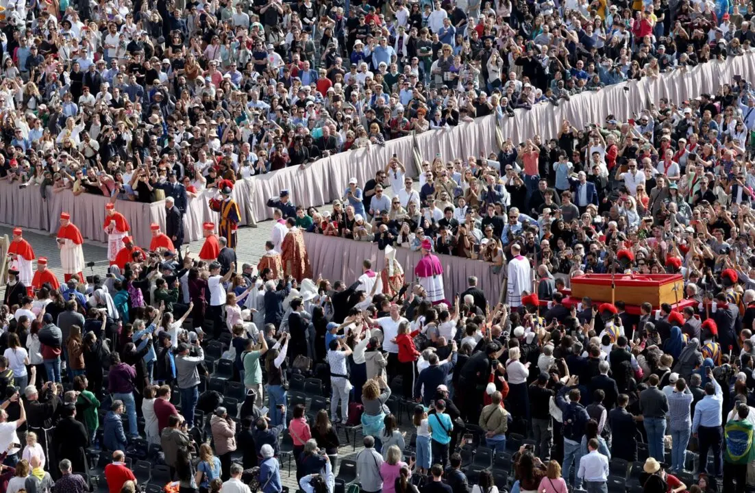  23 April 2025, Vatican, Vatican City: The body of Pope Francis transported in an open coffin across St. Peter's Square to St. Peter's Basilica, where he will be laid out for three days. Photo: Christoph Reichwein/dpa - Christoph Reichwein/dpa 