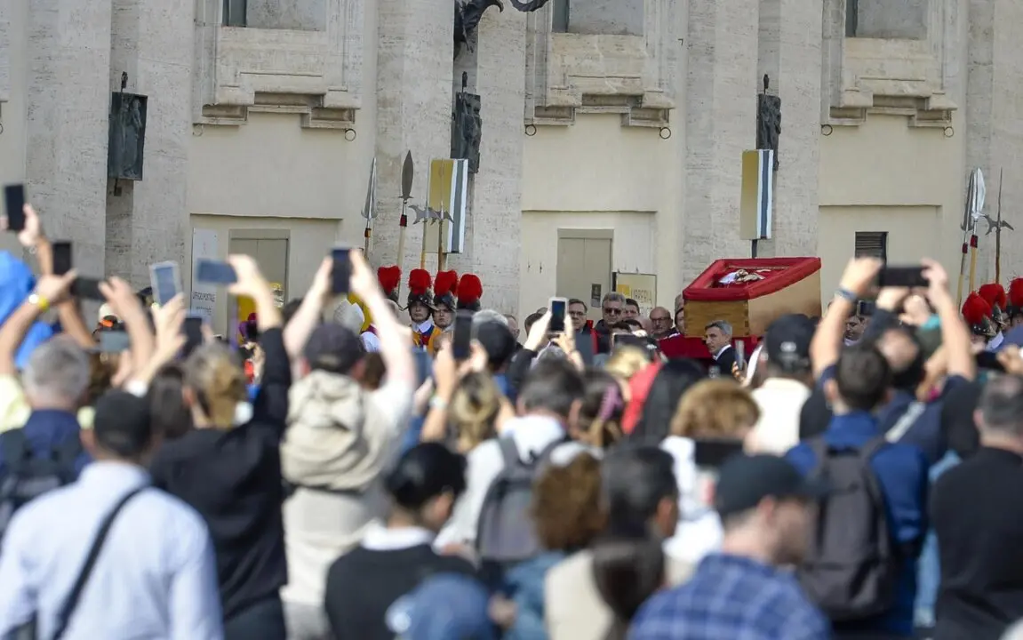  Cientos de personas observan la llegada del f&eacute;retro del Papa Francisco I a la Bas&iacute;lica de San Pedro, a 23 de abril de 2025, en Ciudad del Vaticano. - Stefano Spaziani - Europa Press 
