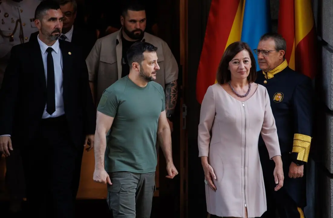  Archivo - El presidente de Ucrania, Volodimir Zelenski (i), y la presidenta del Congreso, Francina Armengol (d), durante su visita al Congreso de los Diputados en 2024 - Alejandro Mart&iacute;nez V&eacute;lez - Europa Press - Archivo 