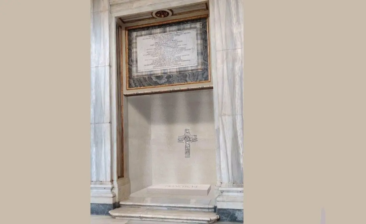  La tumba del papa Francisco ser&aacute; de m&aacute;rmol de la regi&oacute;n italiana de Liguria y llevar&aacute; la inscripci&oacute;n 'Franciscus' - VATICAN NEWS 