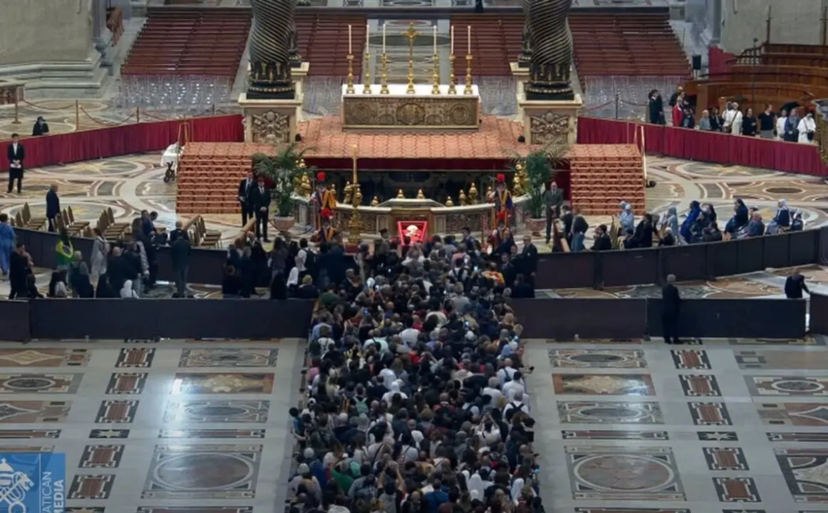  Imagen de las colas en la Bas&iacute;lica de San Pedro. - VATICAN MEDIA 