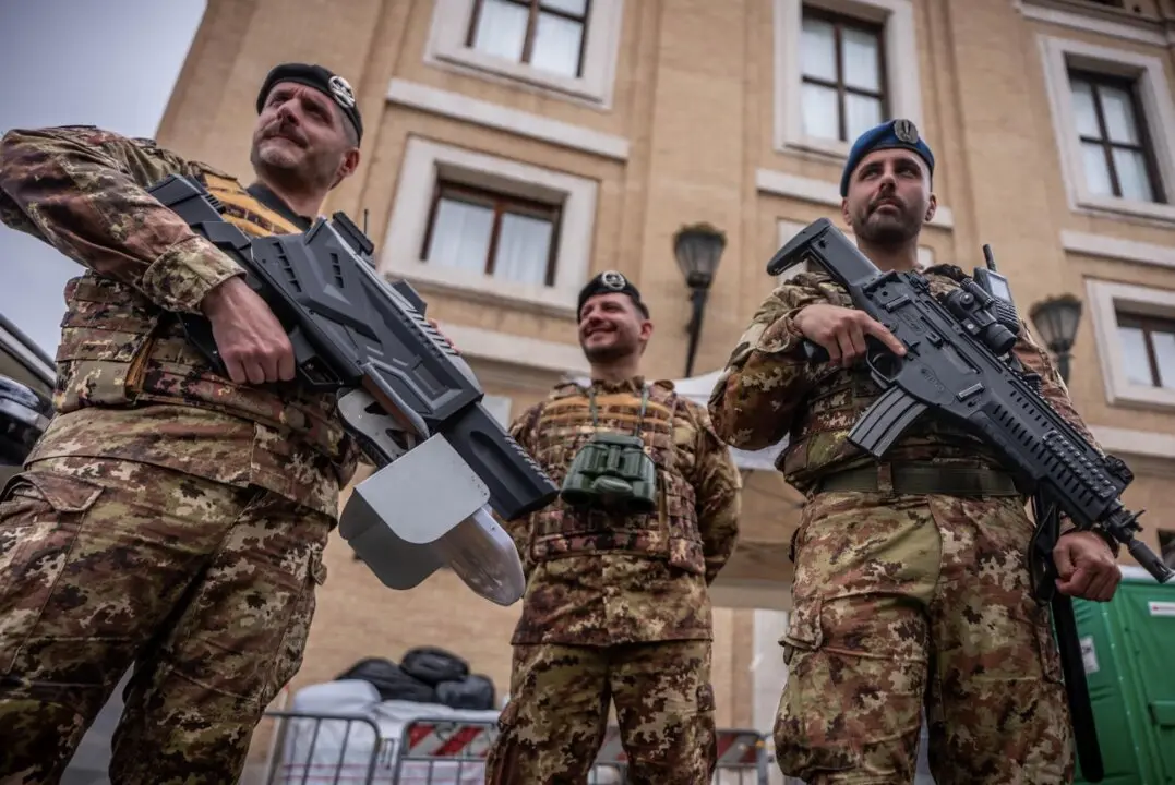  Soldados en la Plaza de San Pedro del Vaticano. - Michael Kappeler/dpa | EP 