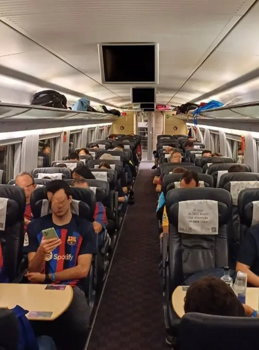  Uno de los vagones con aficionados - RENFE | EP 