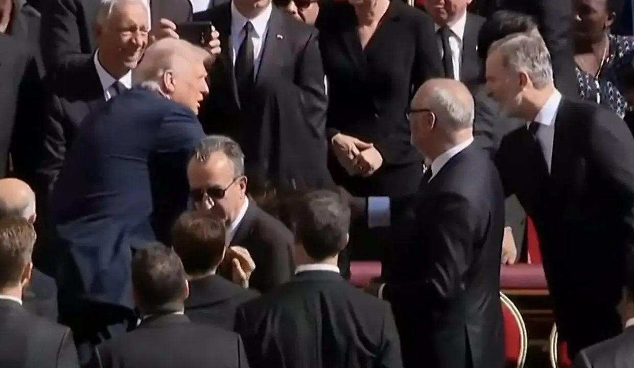  El Rey Felipe VI saluda al presidente de Estados Unidos, Donald Trump, antes del inicio del funeral del Papa Francisco. - VATICANO | EP 