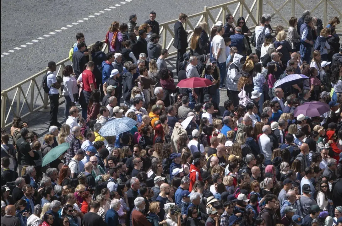  Decenas de personas hacen cola en la Plaza de San Pedro, a 25 de abril de 2025, en Ciudad del Vaticano (Italia). Casi 130.000 personas han presentado sus respetos al pont&iacute;fice, muchas de las cuales hicieron cola durante horas para verlo tendido en el ata&uacute; - Lorena Sop&ecirc;na - Europa Press 