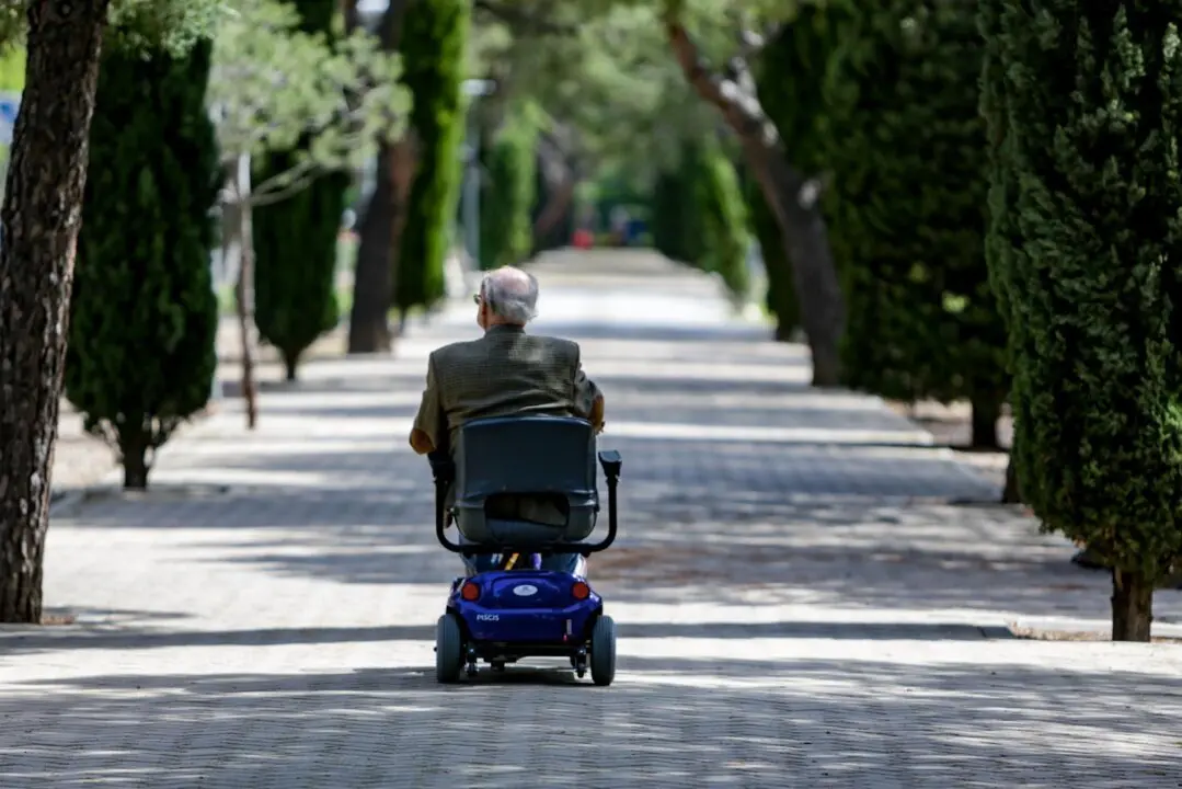  Archivo - Un anciano en silla de ruedas el&eacute;ctrica en un parque, en Madrid (Espa&ntilde;a), a 2 de mayo de 2020. . - Ricardo Rubio - Europa Press - Archivo 