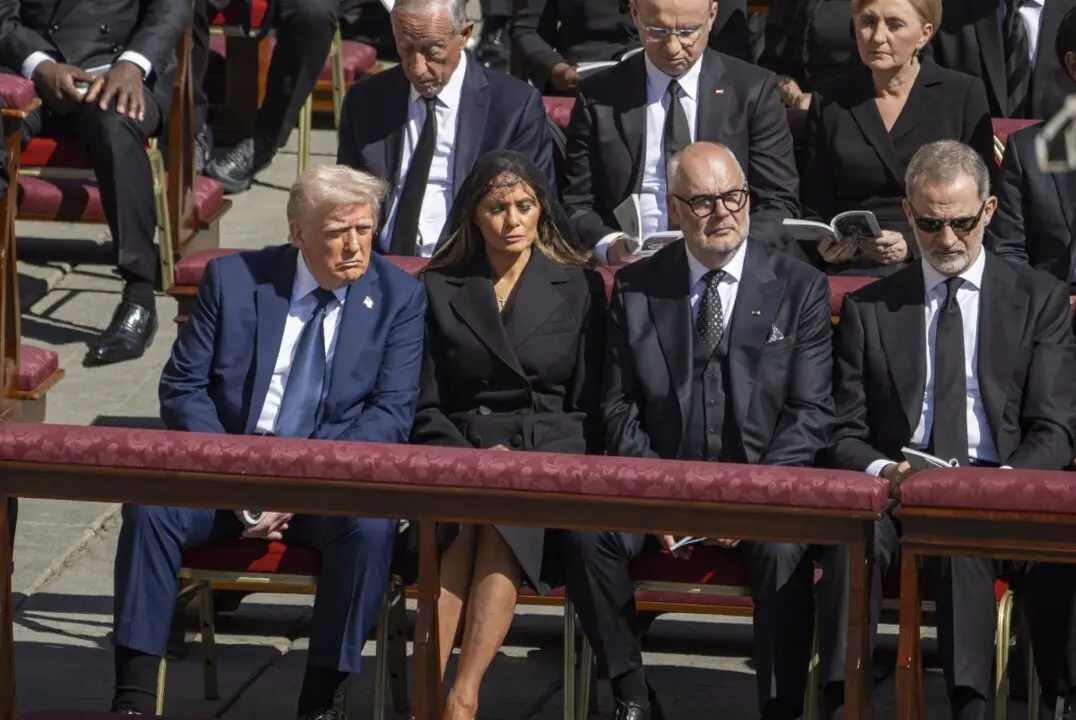  El presidente de EEUU, Donald Trump (i), la primera dama de EEUU, Melania Trump (2i), y el Rey Felipe VI (d) durante el funeral del Papa, en la plaza de San Pedro, a 26 de abril de 2025, en Ciudad del Vaticano. - Lorena Sop&ecirc;na - Europa Press 