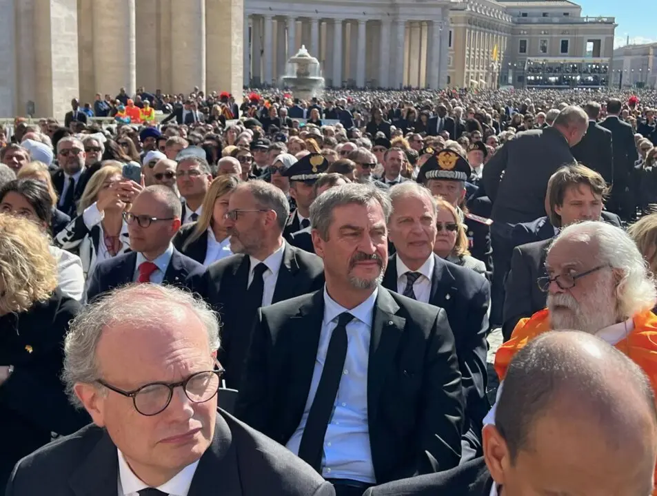  HANDOUT - 26 April 2025, Vatican, Vatican City: Markus Soeder (C), Minister President of Bavaria, attends the funeral mass for the late Pope Francis in St. Peter's Square. The Argentine pontiff, who led the Catholic Church from 2013, died on Easter Monday - Bayerische Staatskanzlei/dpa | EP 