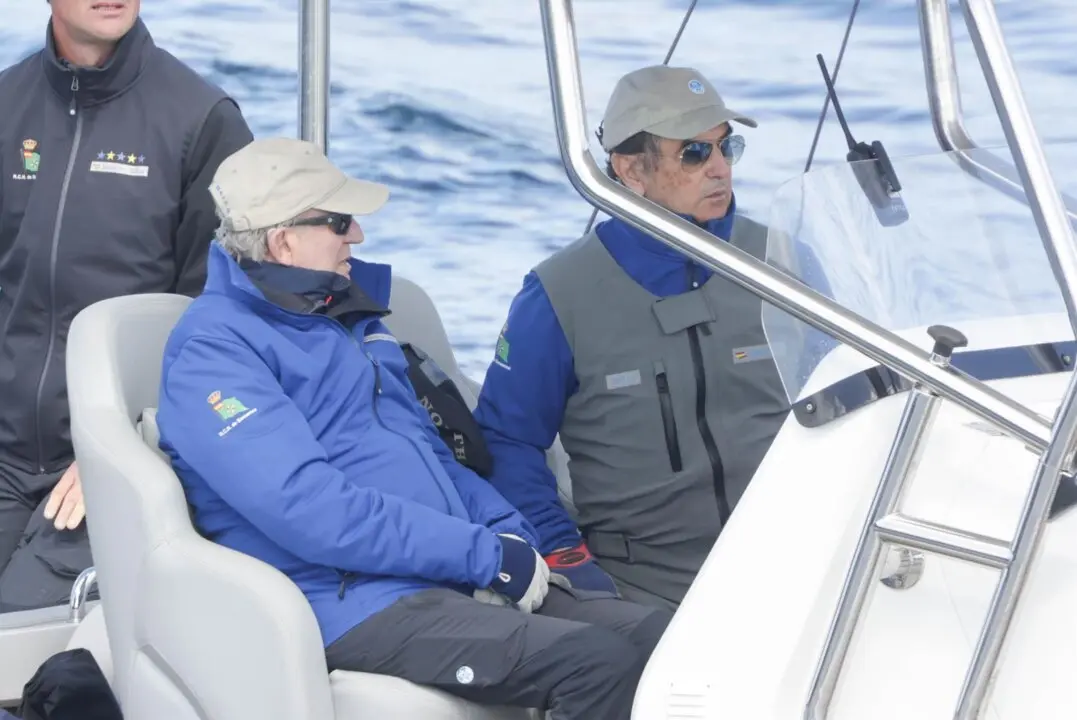  El Rey Juan Carlos y Pedro Campos salen a navegar en la lancha "Cristina", a 26 de abril de 2025, en Sanxenxo (Espa&ntilde;a). - Jos&eacute; Ram&oacute;n Hernando - Europa Press 