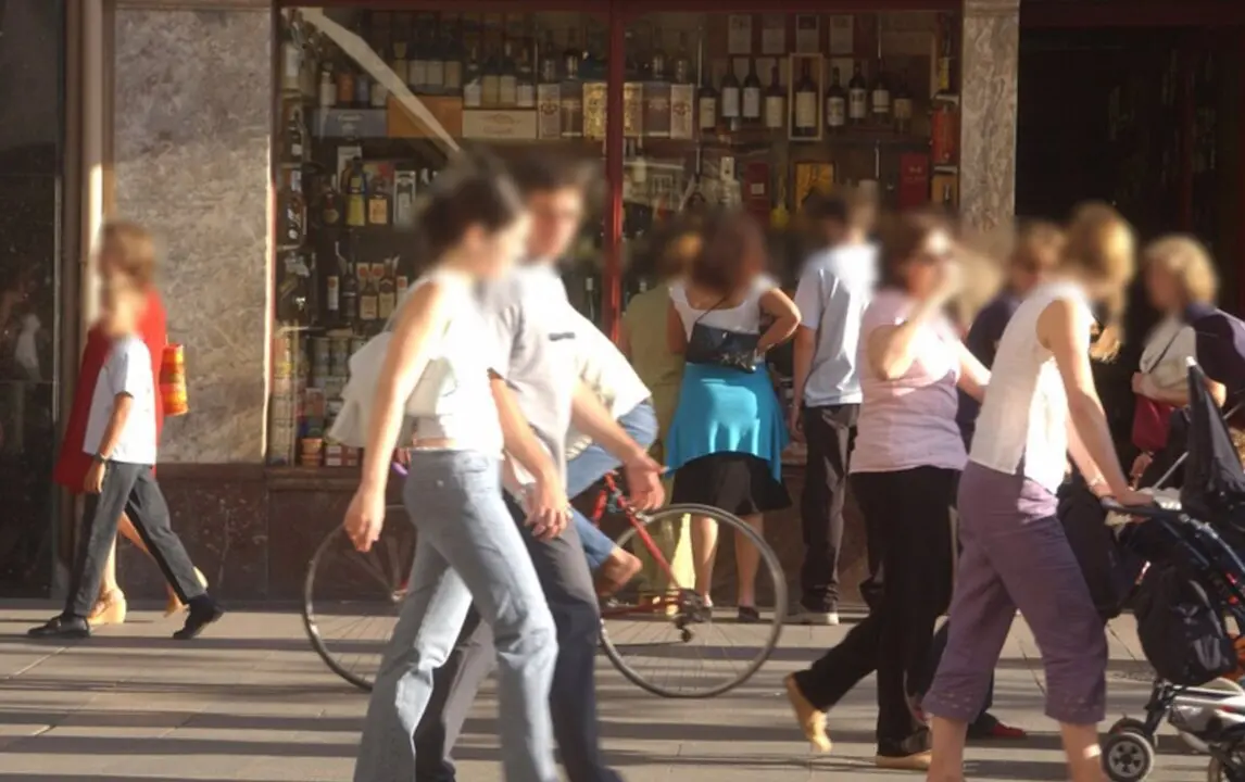  Archivo - Gente paseando por la calle en Vizcaya - EUROPA PRESS - Archivo 