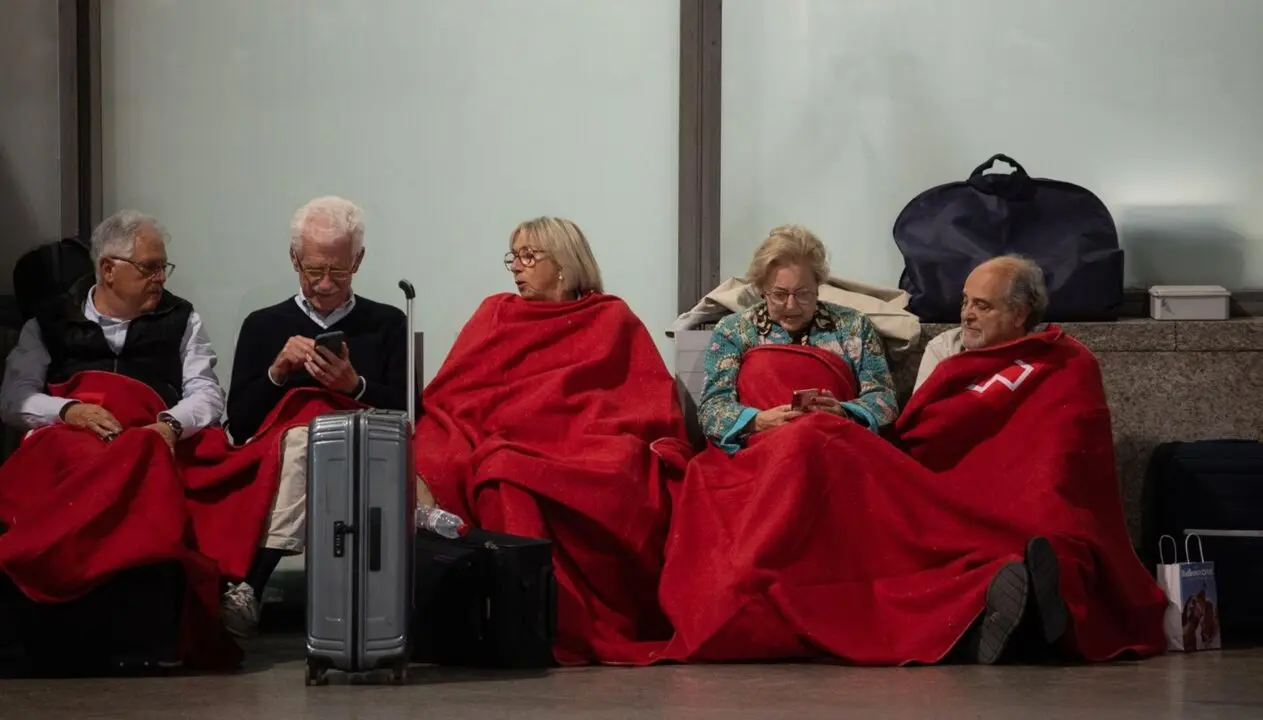  Decenas de personas se refugian en la estaci&oacute;n de tren de Atocha, Madrid, donde pasar&aacute;n la noche tras el apag&oacute;n el&eacute;ctrico en Espa&ntilde;a, el 28 de abril de 2025. - Alejandro Mart&iacute;nez V&eacute;lez/Europ / Europa Press 