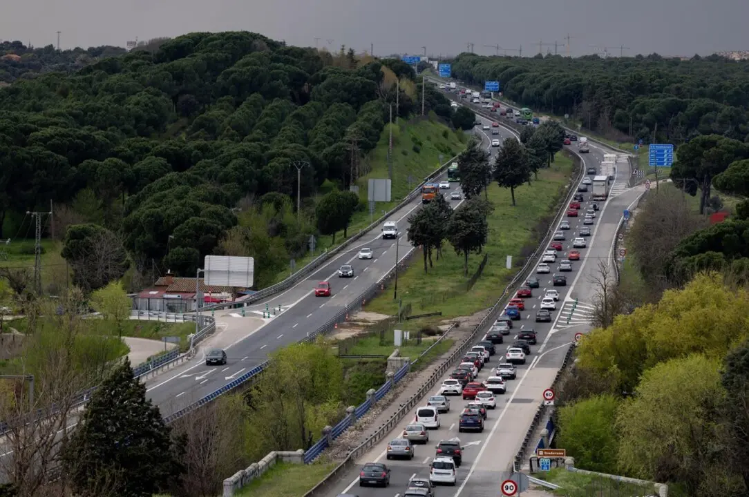  Varios veh&iacute;culos circulan por la A-5 - Eduardo Parra - Europa Press 