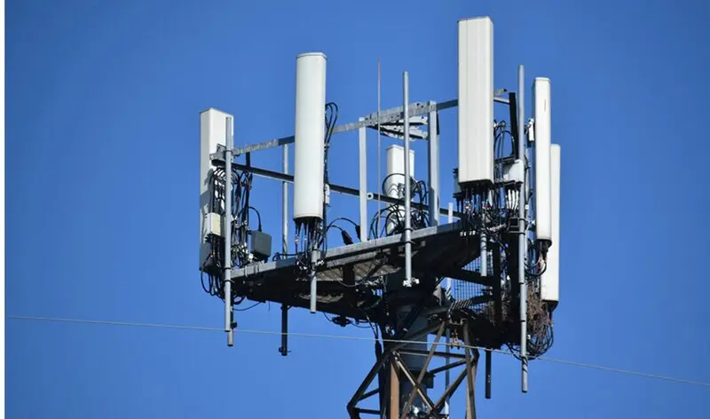  Antena de telecomunicaciones adaptada a la tecnolog&iacute;a 5G. 