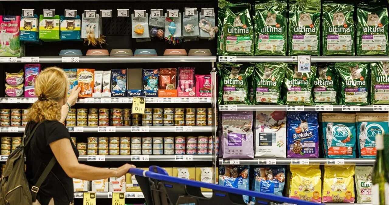  Archivo - Productos para animales en un supermercado de Caprabo. - CAPRABO - Archivo 