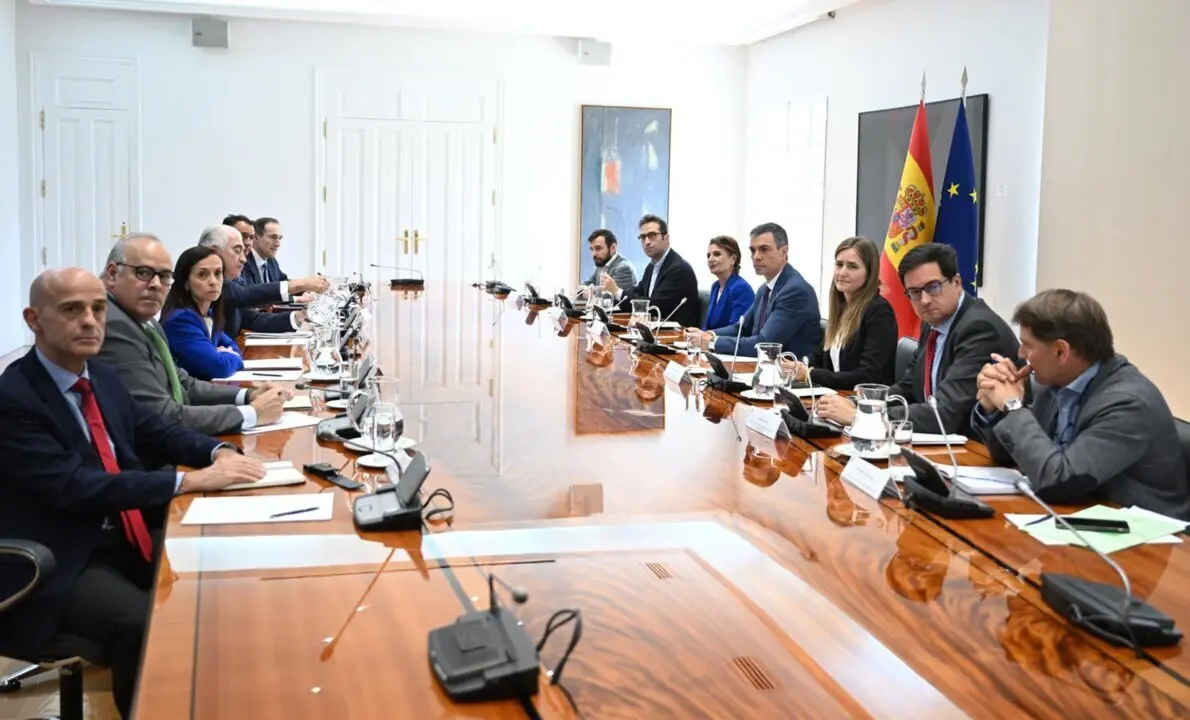  Reuni&oacute;n del presidente del Gobierno, Pedro S&aacute;nchez con las principales compa&ntilde;&iacute;as el&eacute;ctricas tras el apag&oacute;n que afect&oacute; a toda la Pen&iacute;nsula Ib&eacute;rica - MONCLOA 