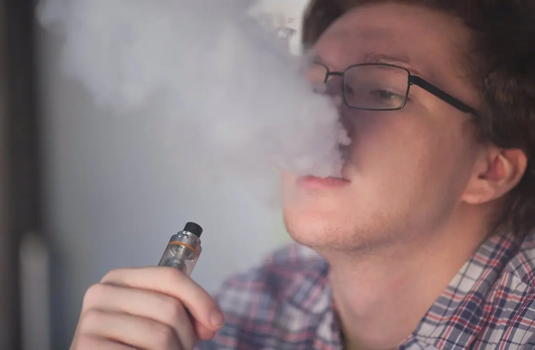  Archivo - Cigarrillo electr&oacute;nico. Adolescente vapeando. Vapeo - COM SALUD - Archivo 
