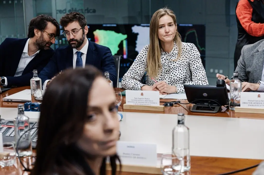  La vicepresidenta tercera y ministra para la Transici&oacute;n Ecol&oacute;gica, Sara Aagesen y la presidenta de Red El&eacute;ctrica de Espa&ntilde;a, Beatriz Corredor, asisten a la reuni&oacute;n para el an&aacute;lisis de la crisis el&eacute;ctrica, a 3 de mayo de 2025, en Madrid (Espa&ntilde;a). - Carlos Luj&aacute;n / Europa Press 