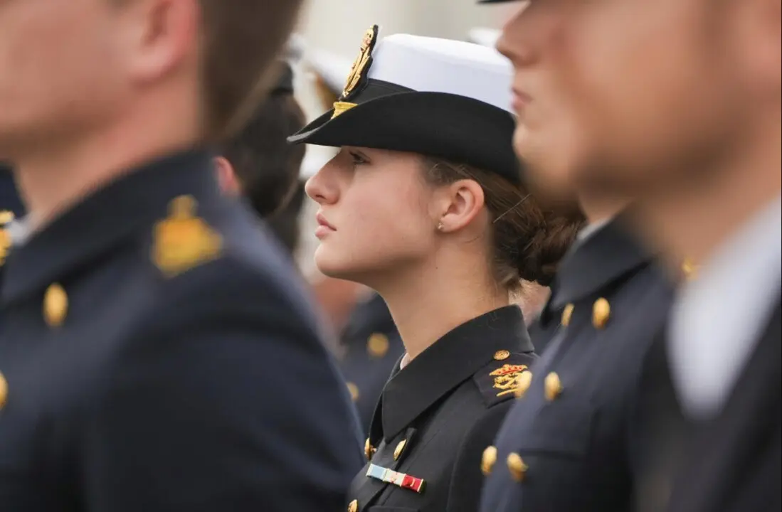  Archivo - La Princesa de Asturias, Leonor de Borb&oacute;n, embarca en el buque escuela Juan Sebasti&aacute;n Elcano. A 11 de enero de 2025 en C&aacute;diz, Andaluc&iacute;a (Espa&ntilde;a). Los Reyes Felipe VI y Letizia, junto a la ministra de Defensa, Margarita Robles, presiden el acto d - Francisco J. Olmo - Europa Press - Archivo 