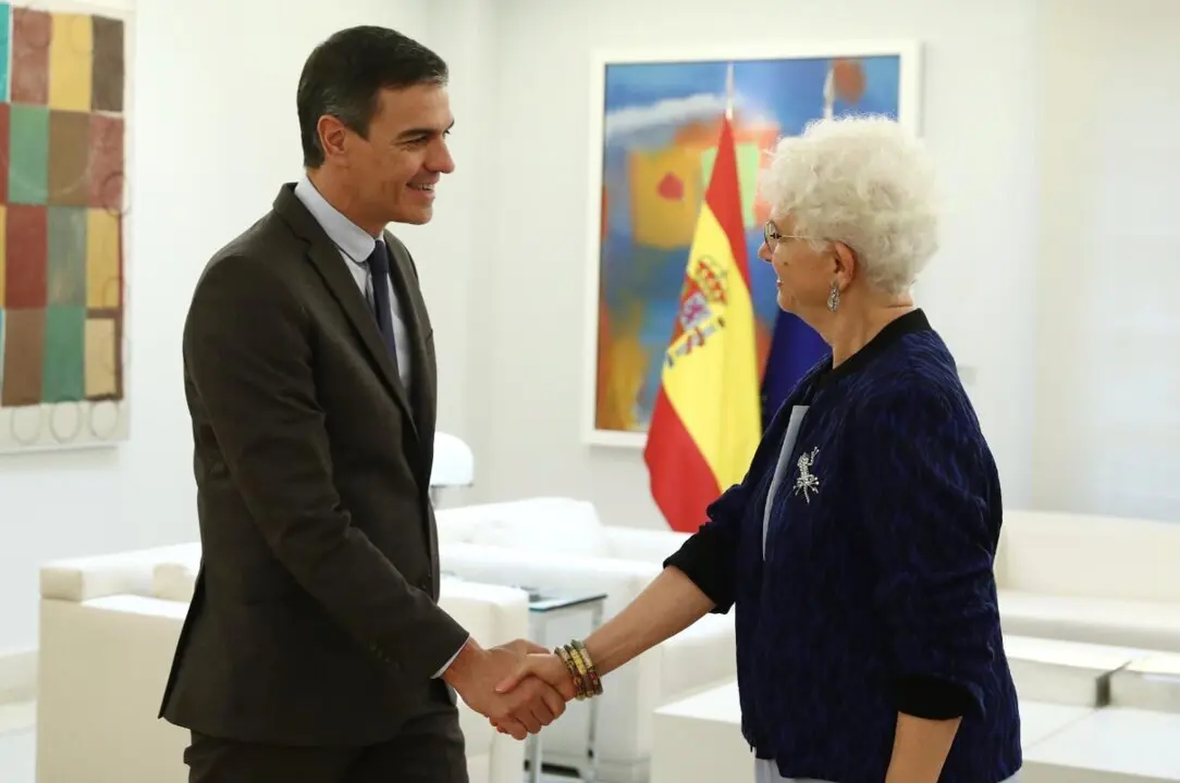  Archivo - El presidente del Gobierno, Pedro S&aacute;nchez, mantiene un encuentro con la anterior embajadora de Israel en Espa&ntilde;a, Rodica Radian-Gordon, en octubre de 2023 tras los atentados de Ham&aacute;s - POOL MONCLOA/FERNANDO.CALVO - Archivo | EP 