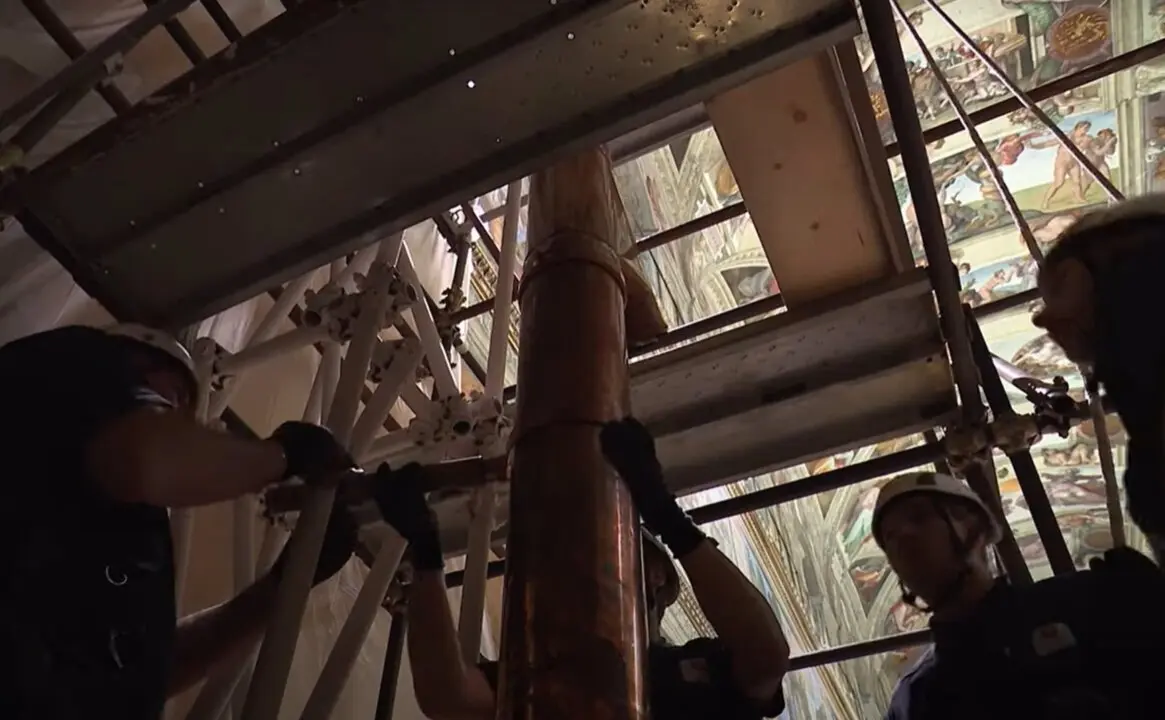  Trabajos de preparaci&oacute;n para el C&oacute;nclave en la Capilla Sixtina. - VATICAN MEDIA | EP 