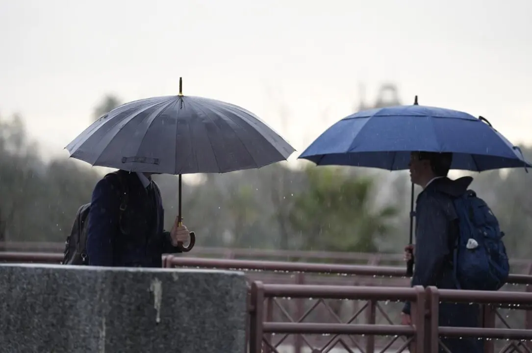  Archivo - Varias personas se protegen de la lluvia con un paraguas. - Joaquin Corchero - Europa Press - Archivo 
