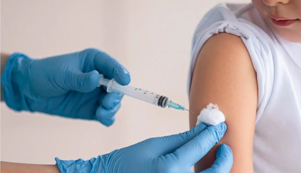 Un profesional sanitario dispensa una vacuna