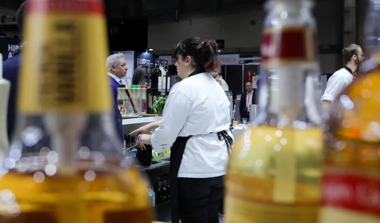  Archivo - Una camarera trabajando en un bar de Madrid - Jes&uacute;s Hell&iacute;n - Europa Press - Archivo 