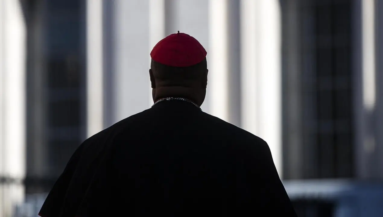  Un cardenal llega a una reuni&oacute;n preparatoria del C&oacute;nclave. - Angelo Carconi / Zuma Press / ContactoPhoto 