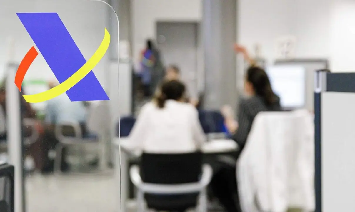  Archivo - Varias personas son atendidas en la Agencia Tributaria. - Carlos Luj&aacute;n - Europa Press - Archivo 