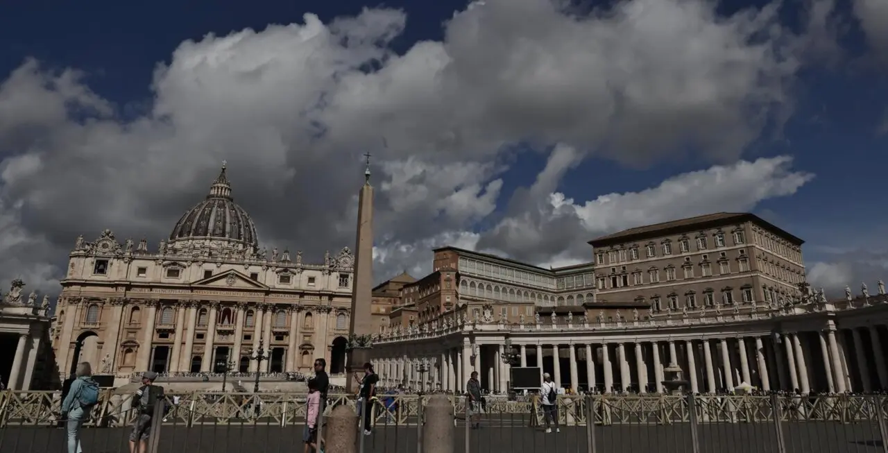  May 6, 2025 - Vatican City. Red drapes are wrapped around columns of the central lodge of St. Peter's Basilican Vatican city, before the Conclave starting on May 7, where the 267th pontiff of the Catholic Churc will be elected. &Acirc;EvandroInetti_via ZUMA - Evandro Inetti / Zuma Press / ContactoPhoto 